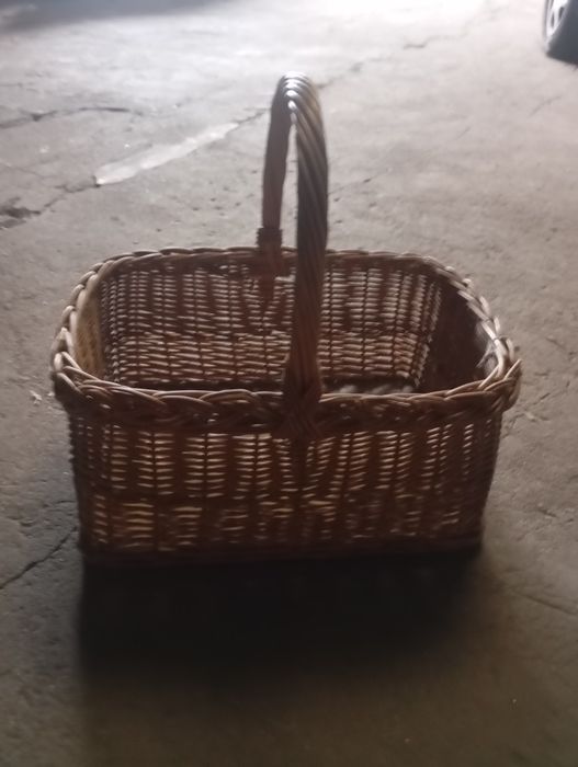 Vendo esta cesta muita bonita bom estado