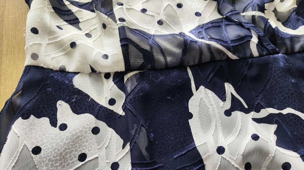 Elegancka sukienka biało -granatowa 42