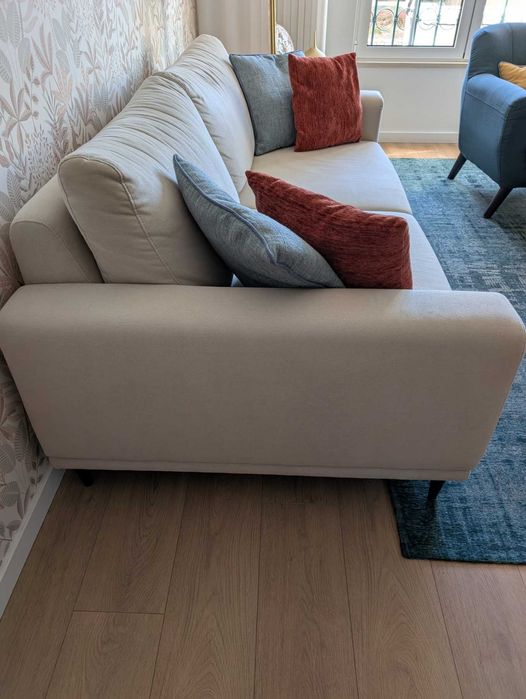 Sofá Bege 3 Lugares – Moderno e Confortável e em Ótimo Estado