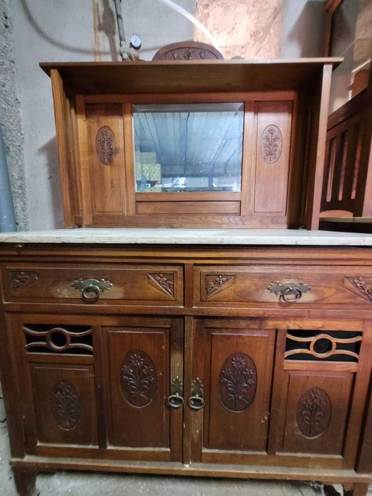 Aparador arte-nova da década de 40 do século XX