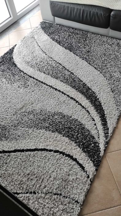 Tapete de sala em tons de preto, branco e cinzento