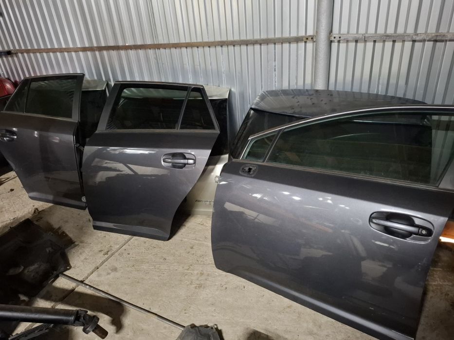Toyota avensis T27  двери  тойота авенсис т 27
Передні ліві двер
