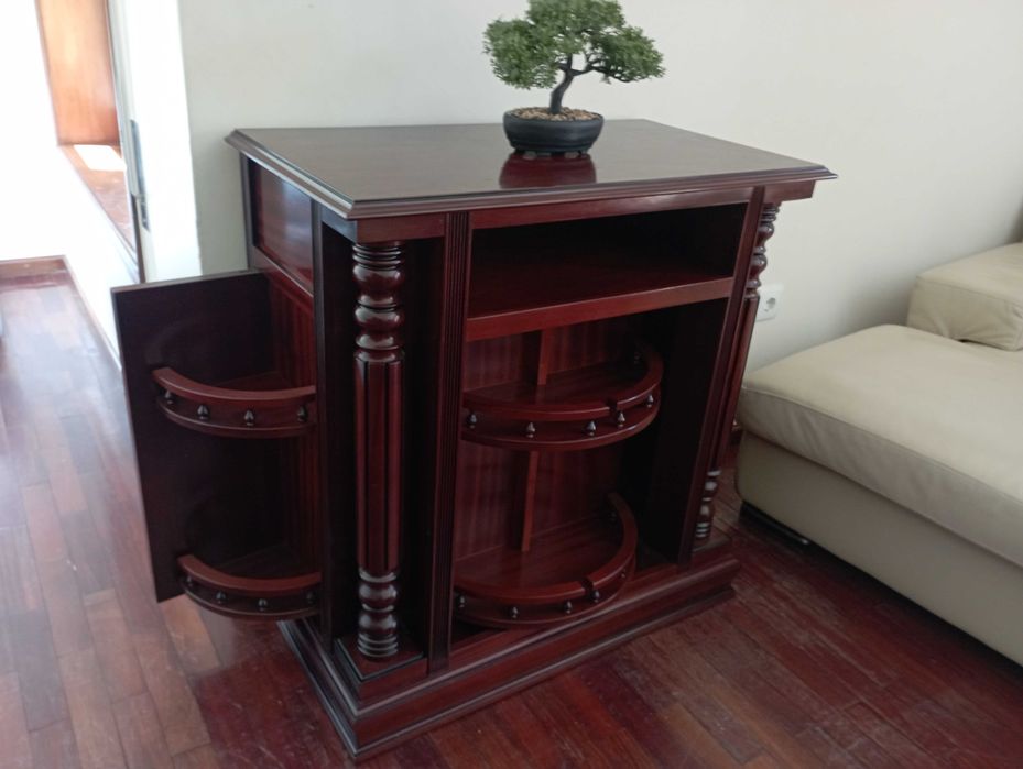 Bar antigo em madeira maciça