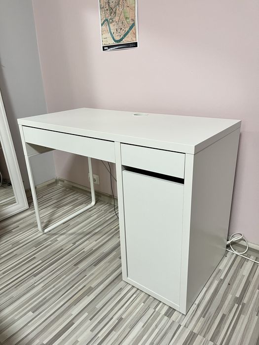 Białe biurko IKEA