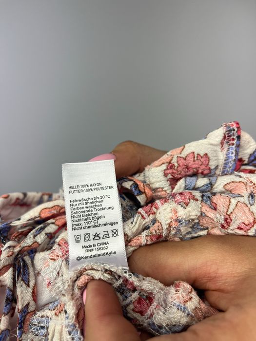 Kolorowa w kwiaty wzorzysta bluzka crop top Kendall + Kylie rozmiar M