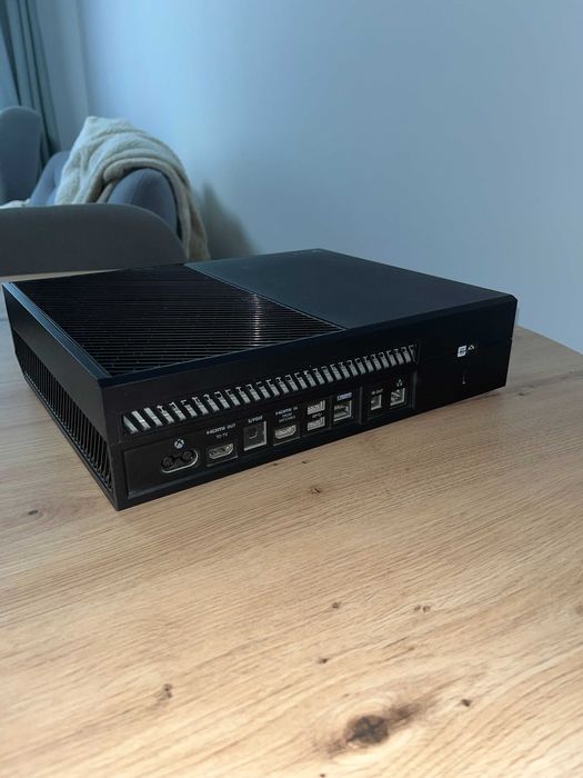 Xbox one + kinect + 2 kontrolery