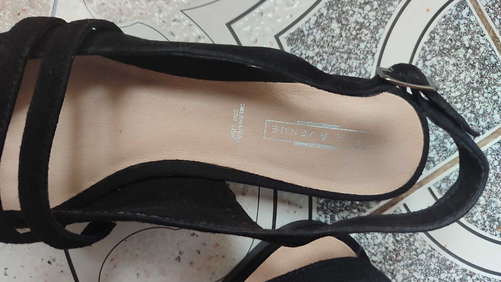 Босоніжки, туфлі