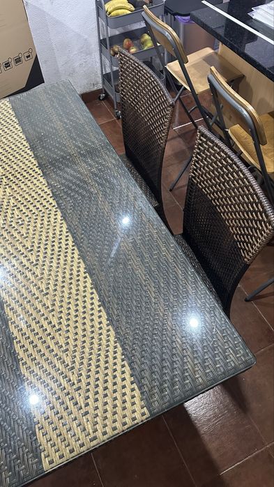 Mesa e quatro cadeiras