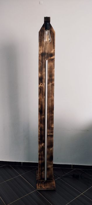 Drewniana lampa stojąca