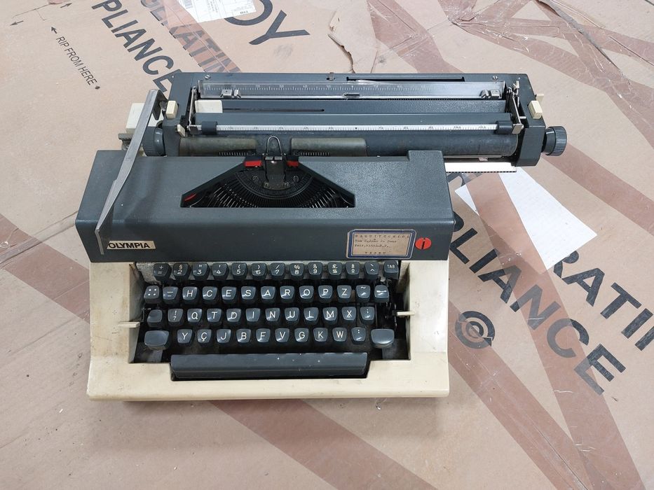 Máquina de Escrever antiga Olympia