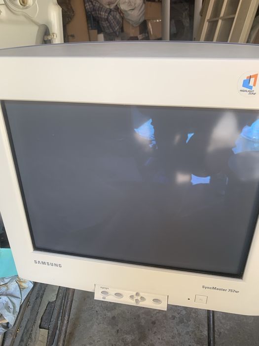 Монитор Samsung 757NF