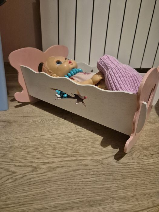 Drewniana kołyska dla lalek