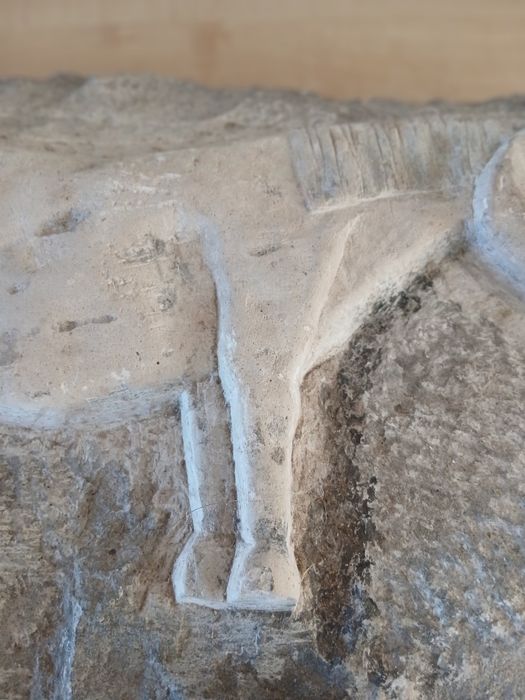 Escultura de cavalo em pedra