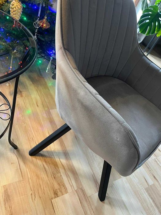 Fotel, stolik i lampka