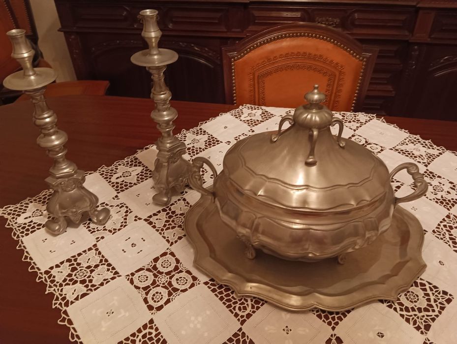 Terrina de estanho e conjunto de castiçais