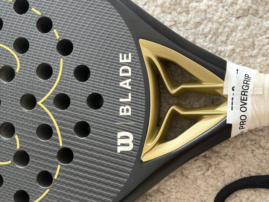 Wilson Blade Pro V2 Padel 365g – Carbono – Preto/Dourado