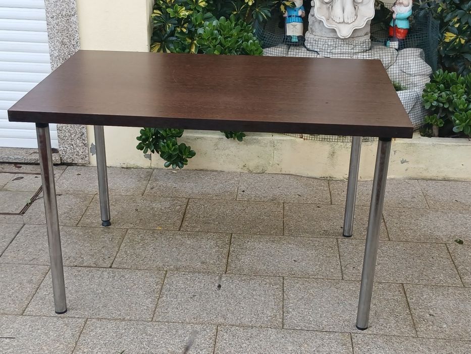 Vendo MESA de JANTAR para cozinha ou sala muito resistente como nova.