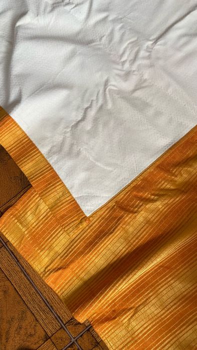 Cortinados amarelos alaranjados