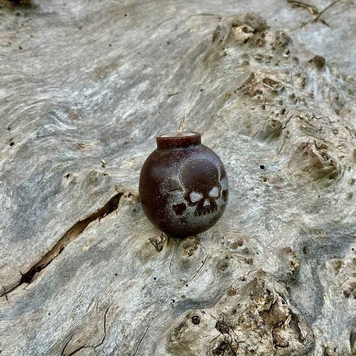 Свічка ручної роботи у формі бомби