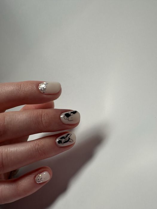 Манікюр , нарощування , педикюр . Центр міста