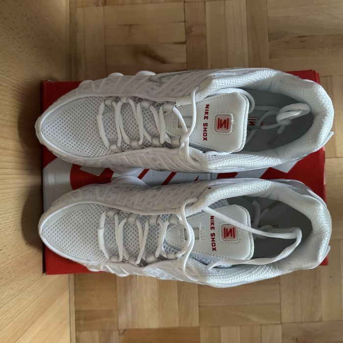 Białe buty nike shox
