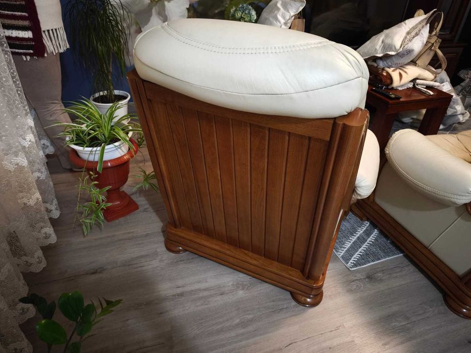 Conjunto sofá 3 lugares + 2 poltronas em pele e madeira maciça