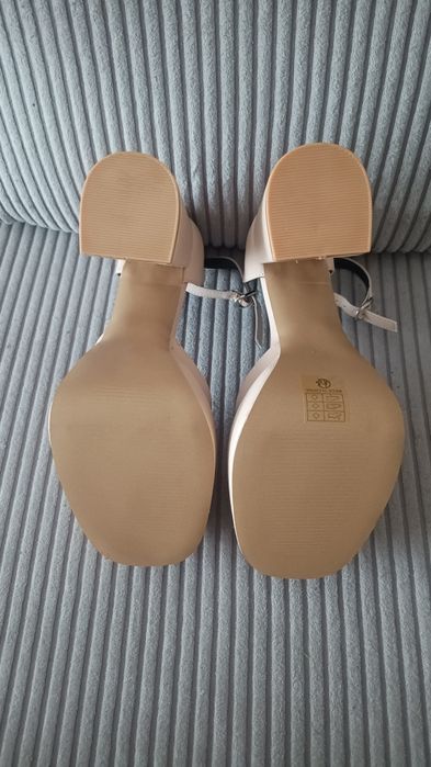 Nowe buty na słupku 37