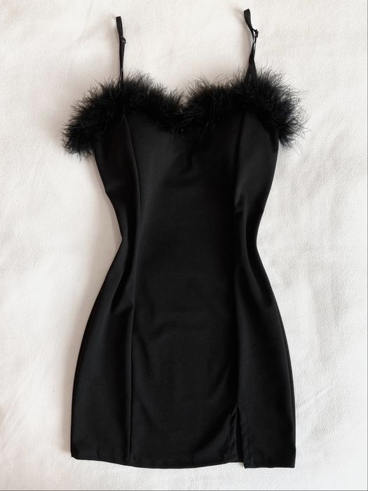 Чорна сукня з пірʼям