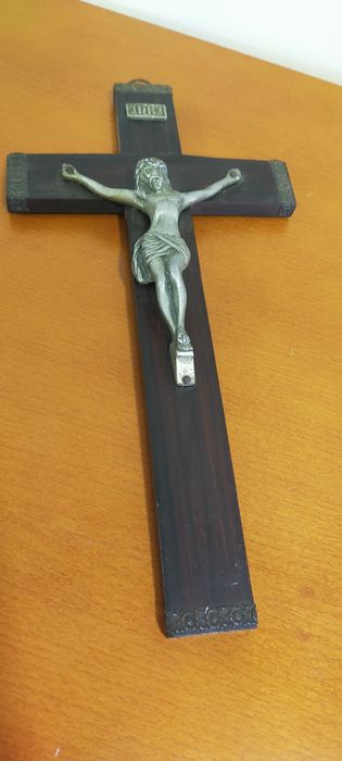 Crucifixo em madeira e estanho