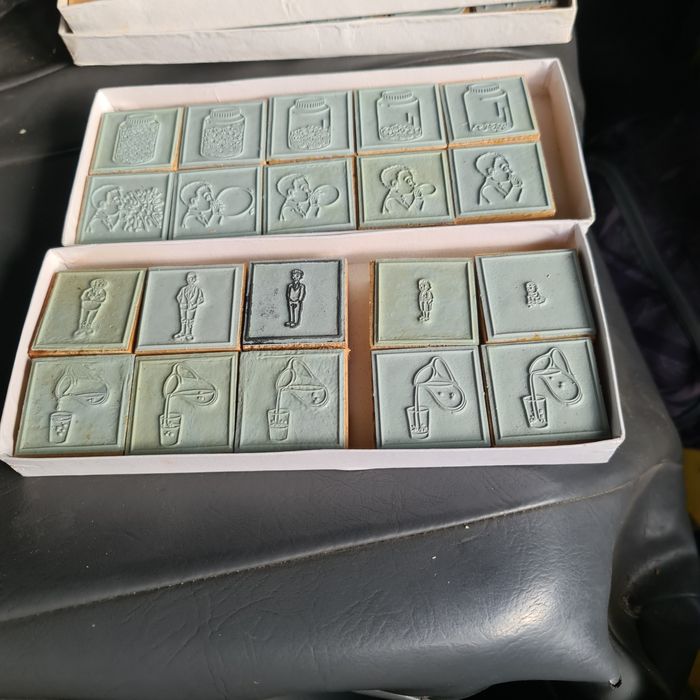 Caixas com carimbos didácticos   vinteig  ler descrição