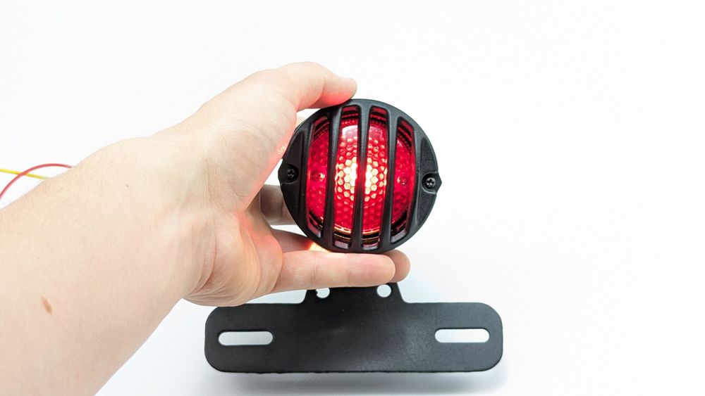 Мото стоп-сигнал з рамкою під номер, стоп гриль з металевою решіткою.