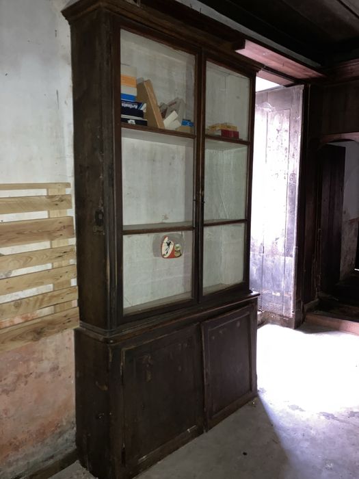 Armários, balcão,vitrines, gavetas e tulhas em madeira, de loja antiga