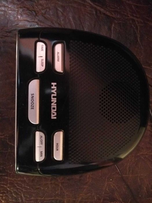 Электронные Часы , будильник с радиоприемником АМ, FM диапазон HYUNDAI