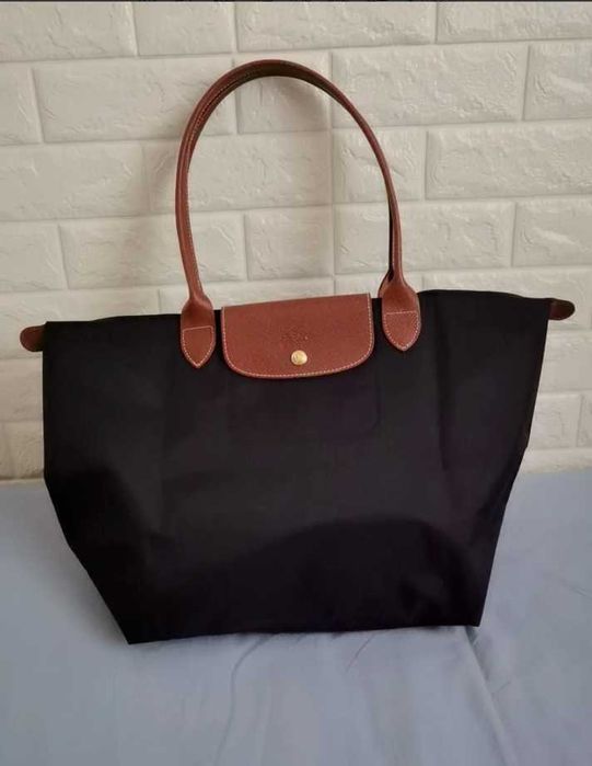 Duża torebka na ramię marki Longchamp w kolorze czarnym