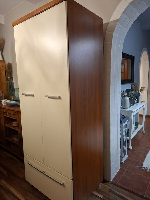 Klasyczna szafa z szufladą