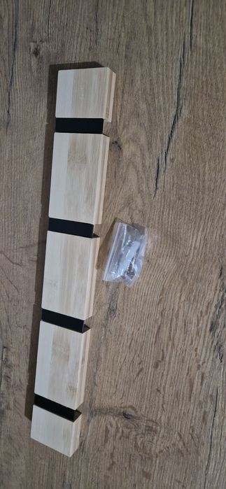 Wieszak ścienny chowany