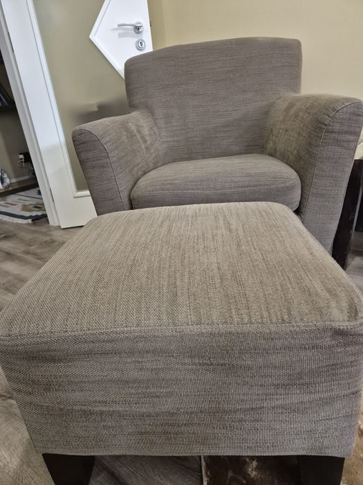 Poltrona Ikea com repousa‑pés