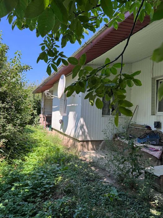 Продаж будинку з великою земельною ділянкою