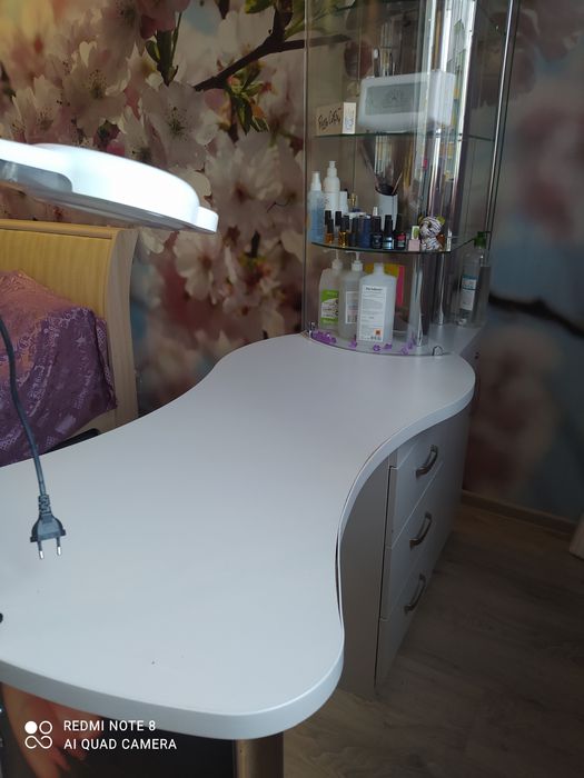 Профессиональный маникюрный стол