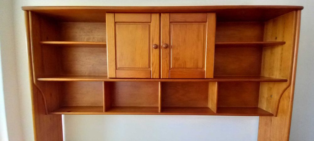 Conjunto de mobília de quarto modelo Tavora em madeira pinho mel