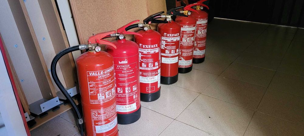 Extintores e suporte de pé para  extintores