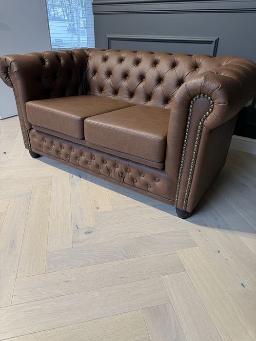 Sofa kanapa rozkładana Chesterfield brazowa dwuosobowa