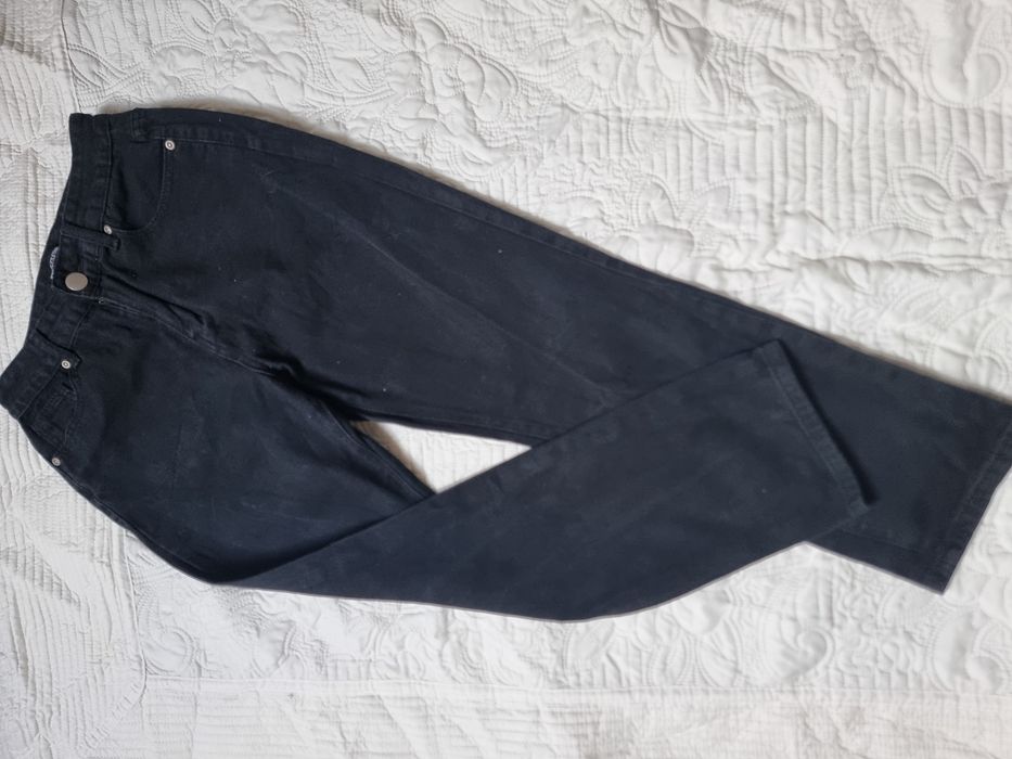 Dżinsy mom fit, czarne, Pretty Little Thing, rozmiar 8/36 z metki.