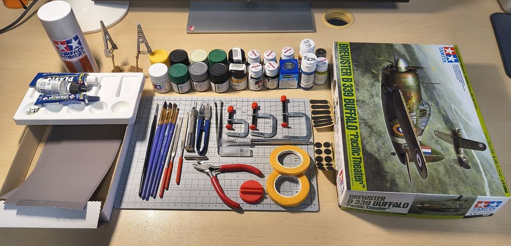 Warsztat modelarski - narzędzia, farby, model