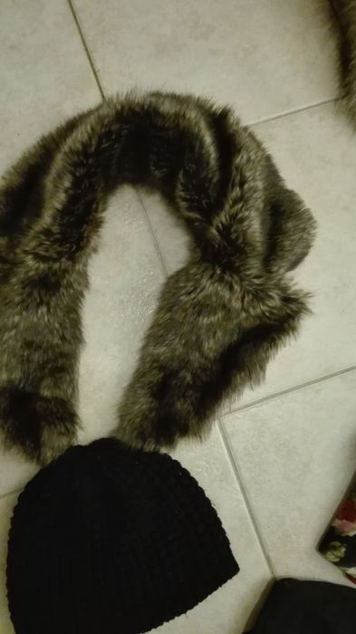 Szale i czapki zimowe cena za calosc