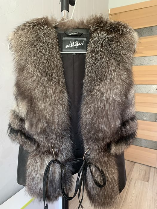 Жилетка комбинированая черная кожа и мех лиса чернобурка