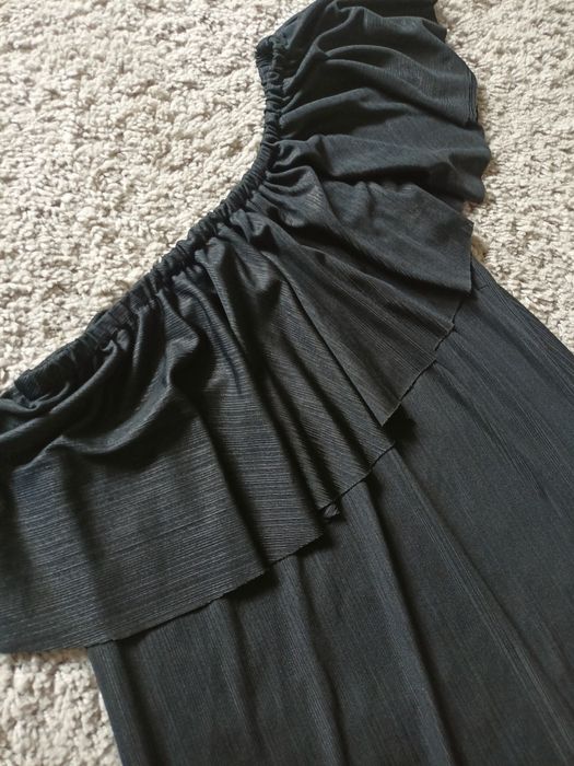 Sukienka na jedno ramię Reserved S