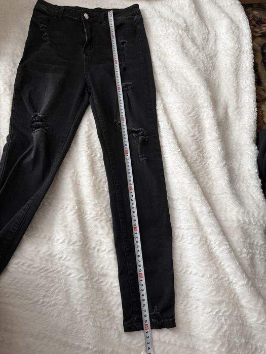 czarne jeansy z dziurami