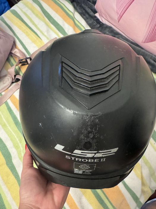 Capacete usado com luvas tamanho P