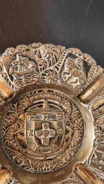 Cinzeiro Antigo em Bronze Maciço - Brasões de Portugal e Colónias (822g)